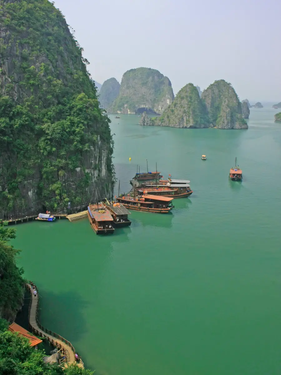 Du thuyền vịnh Hạ Long Lan Hạ